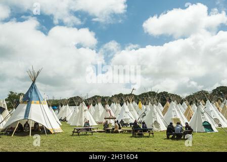 Vue générale du champ de Tipi le deuxième jour du Festival de l'île de Wight 2017, parc Seaclose, île de Wight.Date de la photo: Vendredi 9 juin 2017. Banque D'Images