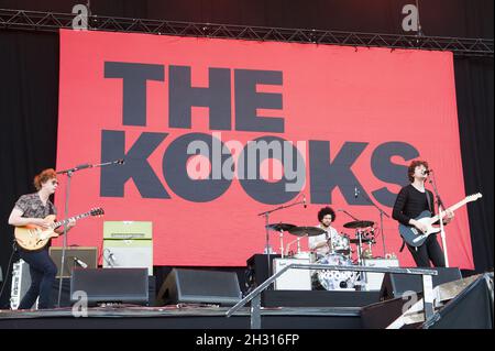 Les Kooks se réalisent en direct le 3 jour du Festival de l'île de Wight 2017, parc Seaclose, île de Wight.Date de la photo: Samedi 10 juin 2017.Le crédit photo devrait se lire : Â© DavidJensen/EMPICS Entertainment Banque D'Images