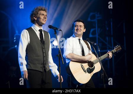 Charles Blyth (Art Garfunkel) et Sam O'Hanlon (Paul Simon) sur scène lors de la photographie de l'histoire de Simon et Garfunkel au Lyric Theatre - Londres.Date de la photo: Lundi 4 septembre 2017.Le crédit photo devrait se lire: David Jensen/EMPICS Entertainment Banque D'Images
