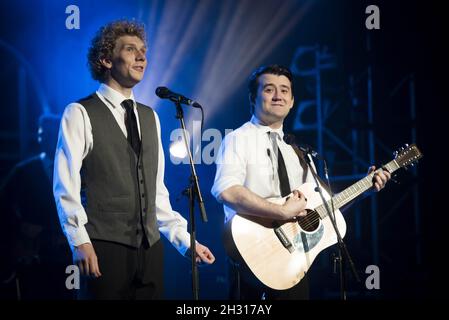 Charles Blyth (Art Garfunkel) et Sam O'Hanlon (Paul Simon) sur scène lors de la photographie de l'histoire de Simon et Garfunkel au Lyric Theatre - Londres.Date de la photo: Lundi 4 septembre 2017.Le crédit photo devrait se lire: David Jensen/EMPICS Entertainment Banque D'Images