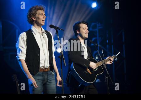 Charles Blyth (Art Garfunkel) et Sam O'Hanlon (Paul Simon) sur scène lors de la photographie de l'histoire de Simon et Garfunkel au Lyric Theatre - Londres.Date de la photo: Lundi 4 septembre 2017.Le crédit photo devrait se lire: David Jensen/EMPICS Entertainment Banque D'Images