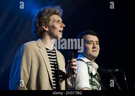 Charles Blyth (Art Garfunkel) et Sam O'Hanlon (Paul Simon) sur scène lors de la photographie de l'histoire de Simon et Garfunkel au Lyric Theatre - Londres.Date de la photo: Lundi 4 septembre 2017.Le crédit photo devrait se lire: David Jensen/EMPICS Entertainment Banque D'Images