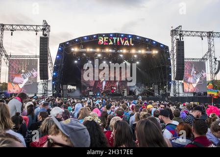 Vue générale de la scène du château pendant que l'homme Rag'n'Bone se produit en direct sur scène au festival Besal 2017 au château de Lulworth - Wareham. Date de la photo: Samedi 9 septembre 2017. Le crédit photo devrait se lire: David Jensen/EMPICS Entertainment Banque D'Images