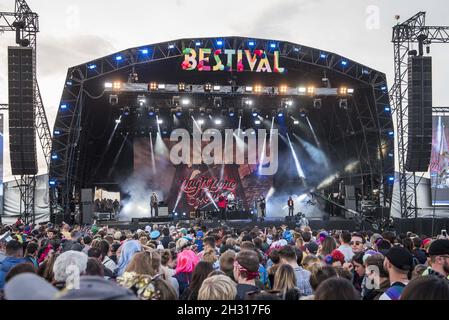 Vue générale de la scène du château pendant que l'homme Rag'n'Bone se produit en direct sur scène au festival Besal 2017 au château de Lulworth - Wareham. Date de la photo: Samedi 9 septembre 2017. Le crédit photo devrait se lire: David Jensen/EMPICS Entertainment Banque D'Images