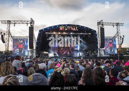 Vue générale de la scène du château pendant que l'homme Rag'n'Bone se produit en direct sur scène au festival Besal 2017 au château de Lulworth - Wareham. Date de la photo: Samedi 9 septembre 2017. Le crédit photo devrait se lire: David Jensen/EMPICS Entertainment Banque D'Images