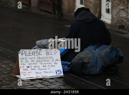 Photo du dossier datée du 12/01/18 d'Un sans-abri et de son chien sur le Royal Mile à Édimbourg.La lutte contre la pauvreté et les inégalités est une préoccupation essentielle pour les Écossais, bien que ceux qui vivent dans les régions les moins défavorisées soient plus susceptibles de s'inquiéter de l'économie.Date de publication : lundi 25 octobre 2021. Banque D'Images