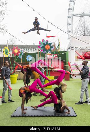 Les acrobates du Cirque Abyssinia se sont produits lors d'une séance photo au Underbelly Festival site de Southbank, Londres.Date de la photo: Mardi 10 avril 2018.Le crédit photo devrait se lire: David Jensen/EMPICS Entertainment Banque D'Images