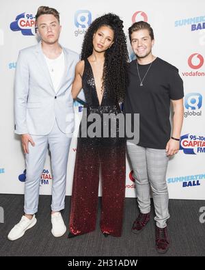 Roman Kemp, Vick Hope et Sonny Jay sur le tapis rouge des médias de Summertime ball de Capital avec Vodafone au stade Wembley, Londres.... Banque D'Images