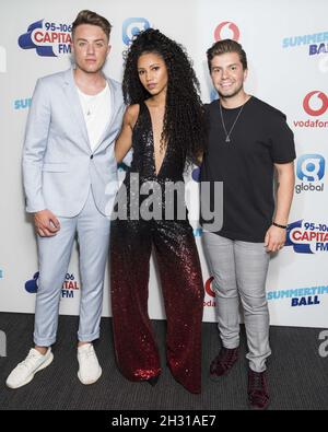 Roman Kemp, Vick Hope et Sonny Jay sur le tapis rouge des médias de Summertime ball de Capital avec Vodafone au stade Wembley, Londres.... Banque D'Images