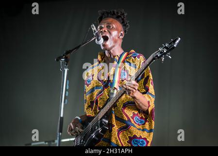 Olugbenga Adelekan de Metronomy se produit en direct sur scène dans le cadre de la série d'été à Somerset House - Londres.Date de la photo: Jeudi 5 juillet 2018.Le crédit photo devrait se lire: David Jensen/EMPICS Entertainment Banque D'Images