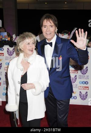 Gloria Hunniford et Cliff Richard arrivent au Daily Mirror Pride of Britain Awards 2018, à l'hôtel Grosvenor, Londres. Date de la photo: Lundi 29 octobre 2018. Le crédit photo devrait se lire: David Jensen/ EMPICS Entertainment Banque D'Images