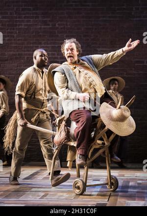 Rufus Hound se produit sur scène sous le nom de Sancho Panza lors de la séance photo Don Quichotte au Garrick Theatre, Londres. Date de la photo: Vendredi 2 novembre 2018. Le crédit photo devrait se lire: David Jensen/ EMPICS Entertainment Banque D'Images