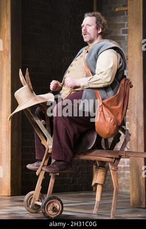 Rufus Hound se produit sur scène sous le nom de Sancho Panza lors de la séance photo Don Quichotte au Garrick Theatre, Londres. Date de la photo: Vendredi 2 novembre 2018. Le crédit photo devrait se lire: David Jensen/ EMPICS Entertainment Banque D'Images