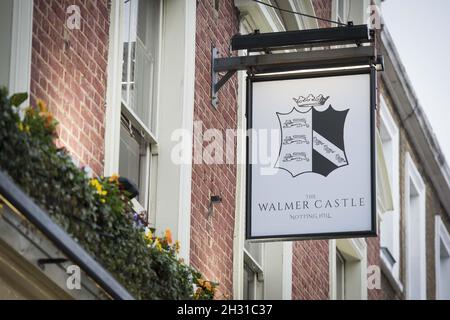 Vue générale du panneau Walmer Castle sur le côté du pub Walmer Castle appartenant à David Beckham, Notting Hill, Londres.Date de la photo: Lundi 26 novembre 2018.Le crédit photo devrait se lire: David Jensen/EMPICS Entertainment Banque D'Images
