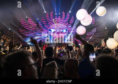 Les festivaliers dansent à l'intérieur du Temple, un lieu de toute la nuit dans le coin sud-est de Glastonbury, à la ferme digne, Pilton, Somerset.Date de la photo: Dimanche 30 juin 2019.Le crédit photo devrait se lire: David Jensen/EMPICS Entertainment Banque D'Images