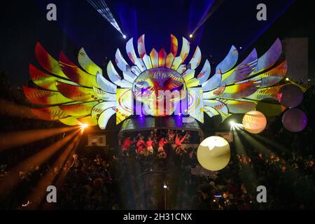 Les festivaliers dansent à l'intérieur du Temple, un lieu de toute la nuit dans le coin sud-est de Glastonbury, à la ferme digne, Pilton, Somerset.Date de la photo: Dimanche 30 juin 2019.Le crédit photo devrait se lire: David Jensen/EMPICS Entertainment Banque D'Images