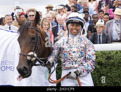 Khadijah Mellah avec Haverland après avoir remporté la coupe Magnolia le troisième jour du festival Qatar Goodwood au champ de courses de Goodwood, Chichester.Le crédit photo devrait se lire: David Jensen/EMPICS Entertainment Banque D'Images