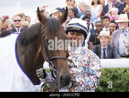 Khadijah Mellah avec Haverland après avoir remporté la coupe Magnolia le troisième jour du festival Qatar Goodwood au champ de courses de Goodwood, Chichester.Le crédit photo devrait se lire: David Jensen/EMPICS Entertainment Banque D'Images