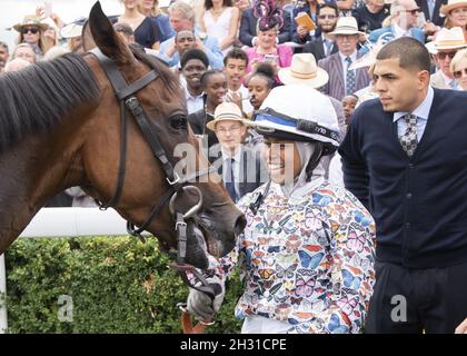 Khadijah Mellah avec Haverland après avoir remporté la coupe Magnolia le troisième jour du festival Qatar Goodwood au champ de courses de Goodwood, Chichester.Le crédit photo devrait se lire: David Jensen/EMPICS Entertainment Banque D'Images