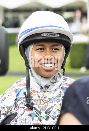 Khadijah Mellah après avoir remporté la coupe Magnolia le troisième jour du festival Qatar Goodwood à l'hippodrome de Goodwood, Chichester.Le crédit photo devrait se lire: David Jensen/EMPICS Entertainment Banque D'Images