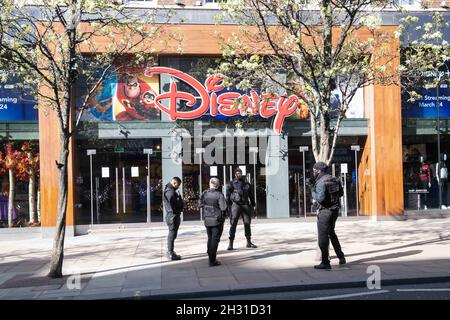 Des agents de sécurité se tiennent devant le magasin Disney sur Oxford Street pendant le confinement de Londres pendant l'épidémie de virus Corona, Londres.Date de la photo: Mardi 24 mars 2020.Le crédit photo devrait se lire: David Jensen/ EMPICS Entertainment Banque D'Images