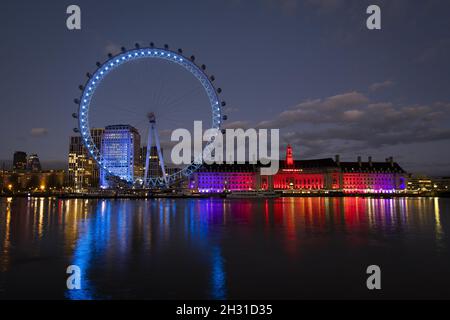 Le London Eye est illuminé en bleu en reconnaissance et en appréciation du NHS, Southbank, Londres.Date de la photo: Jeudi 2 avril 2018.Le crédit photo devrait se lire: David Jensen/ EMPICS Entertainment Banque D'Images