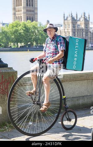 A Man livre de la nourriture pour Deliveroo sur un vélo Penny Farthing pendant la pandémie du coronavirus, Westminster, Londres.Date de la photo: Lundi 25 mai 2020.Le crédit photo devrait se lire: David Jensen/EMPICS Entertainment Banque D'Images