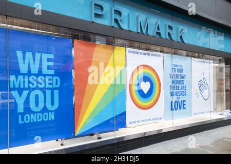 Une fenêtre de magasin Primark est prête à être rouverte après l'introduction de mesures visant à faire sortir l'Angleterre de son isolement, Oxford Street, Londres.Date de la photo: Vendredi 12 juin 2020.Le crédit photo devrait se lire: David Jensen/EMPICS Entertainment Banque D'Images