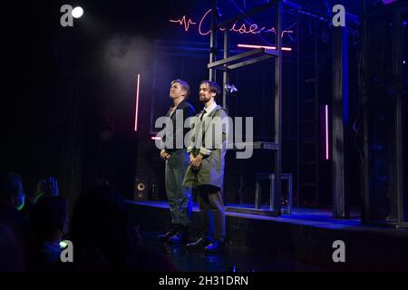 Jack Holden et John Elliot sur scène pour le rideau d'ouverture de nuit d'appel de croisière la pièce au Duchess Theatre, Londres.Date de la photo jeudi 20 mai 2021.Le crédit devrait être lu: DavidJensen / Empics Entertainment Banque D'Images