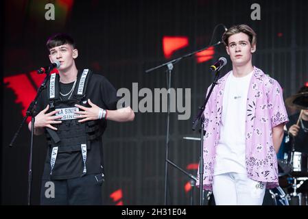 Max et Harvey exécutent en direct sur scène le jour 3 du Camp Bestival au château de Lulworth - Wareham.Date de la photo: Dimanche 1er août 2021.Le crédit photo devrait se lire: David Jensen/EMPICS Entertainment Banque D'Images