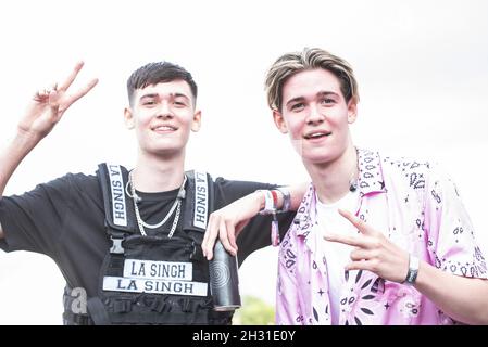 Portrait Max et Harvey en coulisses le jour 3 du Camp Bestival au château de Lulworth - Wareham.Date de la photo: Dimanche 1er août 2021.Le crédit photo devrait se lire: David Jensen/EMPICS Entertainment Banque D'Images