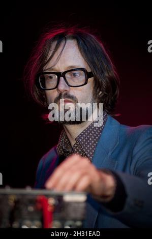 JARVIS Cocker DJs au festival 'EndoftheRoad', Larmer Tree Gardens, Dorset. Banque D'Images