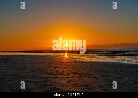 Lever de soleil en automne sur la plage de Littlehampton Banque D'Images