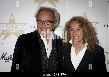 Mick Jones (étranger) participe au Classic Rock Roll of Honor, le premier rock Award du Royaume-Uni, voté par les lecteurs du Classic Rock Magazine, au Round House, Londres, le 10 novembre 2010. Banque D'Images