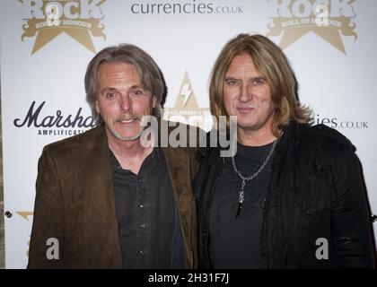 Schott Goram (Thin Lizzy) et Joe Elliot participent au Classic Rock Roll of Honor, le premier prix du rock britannique, voté par les lecteurs du Classic Rock Magazine, au Roundhouse, Londres, le 10 novembre 2010. Banque D'Images