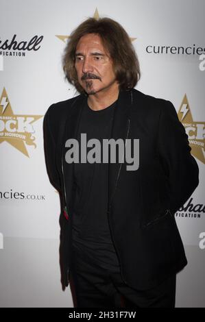 Geezer Butler assiste au Classic Rock Roll of Honor, le premier rock Award du Royaume-Uni, voté par les lecteurs du Classic Rock Magazine, au Roundhouse, Londres, le 10 novembre 2010. Banque D'Images