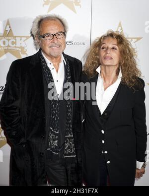 Mick Jones (étranger) participe au Classic Rock Roll of Honor, le premier rock Award du Royaume-Uni, voté par les lecteurs du Classic Rock Magazine, au Round House, Londres, le 10 novembre 2010. Banque D'Images