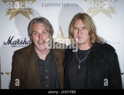 Schott Goram (Thin Lizzy) et Joe Elliot participent au Classic Rock Roll of Honor, le premier prix du rock britannique, voté par les lecteurs du Classic Rock Magazine, au Roundhouse, Londres, le 10 novembre 2010. Banque D'Images