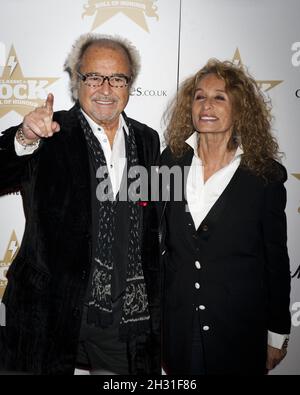 Mick Jones (étranger) participe au Classic Rock Roll of Honor, le premier rock Award du Royaume-Uni, voté par les lecteurs du Classic Rock Magazine, au Round House, Londres, le 10 novembre 2010. Banque D'Images