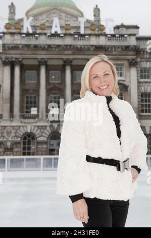 Jayne Torvill à l'entraînement sur glace Big Dance, Somerset House, The Strand, Londres, 21 novembre 2010. Banque D'Images