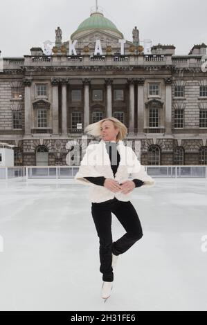 Jayne Torvill à l'entraînement sur glace Big Dance, Somerset House, The Strand, Londres, 21 novembre 2010. Banque D'Images