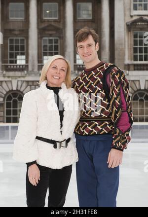 James Streeter, le Ballet national anglais, se joint à Jayne Torvill pour l'entraînement sur glace Big Dance, Somerset House, The Strand, Londres, le 21 novembre 2010. Banque D'Images