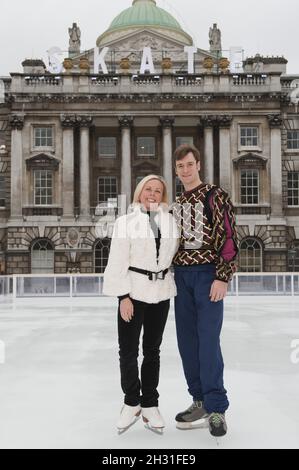 James Streeter, le Ballet national anglais, se joint à Jayne Torvill pour l'entraînement sur glace Big Dance, Somerset House, The Strand, Londres, le 21 novembre 2010. Banque D'Images