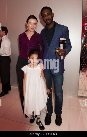 Olivia Williams et Rhashan Stone (acteur et dramaturge américain) et leur fille assistent à la fête de Noël du casse-noisette du Ballet national anglais à l'hôtel St Martin's Lane, Londres. Banque D'Images