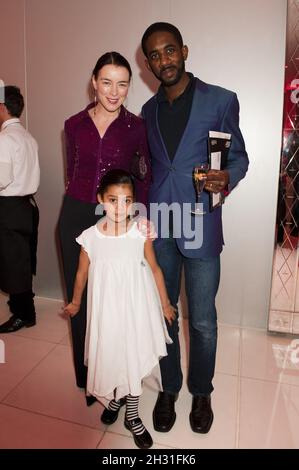 Olivia Williams et Rhashan Stone (acteur et dramaturge américain) et leur fille assistent à la fête de Noël du casse-noisette du Ballet national anglais à l'hôtel St Martin's Lane, Londres. Banque D'Images