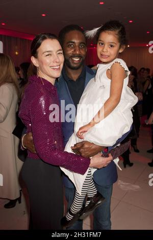 Olivia Williams et Rhashan Stone (acteur et dramaturge américain) et leur fille assistent à la fête de Noël du casse-noisette du Ballet national anglais à l'hôtel St Martin's Lane, Londres. Banque D'Images