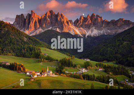 Automne dans les Alpes.Magnifique village de Saint-Magdalena avec montagnes magiques des Dolomites dans une magnifique vallée du Val di Funes, Tyrol du Sud, Alpes italiennes à l'autu Banque D'Images