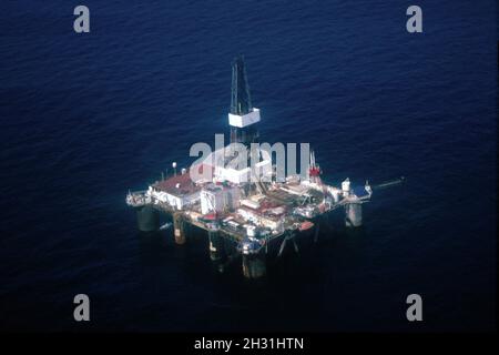 Engin de forage semi-submersible offshore SEDCO 700, forage de puits en mer celtique en 1987, au large de Cork, République d'Irlande.Europe Banque D'Images