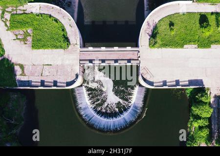 Centrale hydroélectrique dans le village de Yaropolets, vue aérienne, district de Volokolamsk, région de Moscou. Photo de haute qualité Banque D'Images