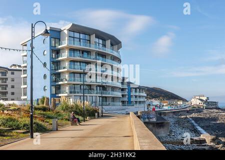 Un immeuble moderne à Westward Ho!Front de mer, Devon Banque D'Images